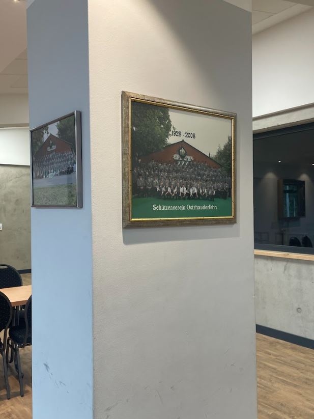 Auch einige Bilder sind aus dem alten Schießstand mitgekommen.