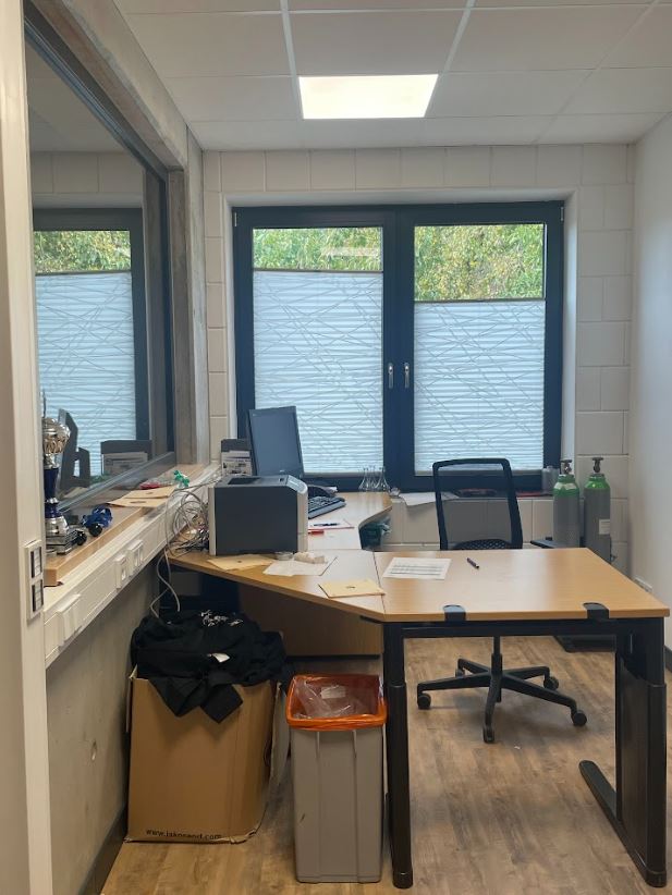 Unser Auswertungsraum mit Blick auf den Schießstand